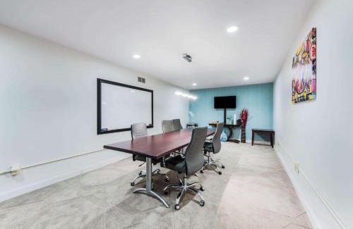 Blue Ash Hotel | The Blu Hotel Blue Ash Cincinnati, an Ascend Collection Hotel