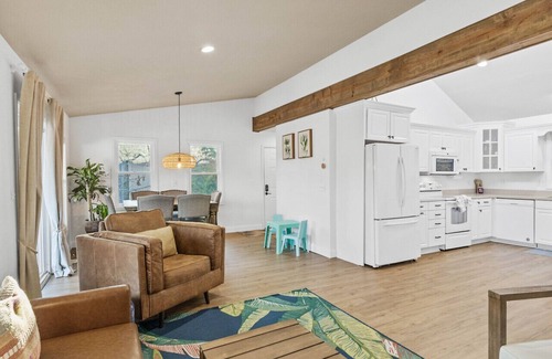 Linn Creek House | The Blue Bungalow! - Private Dock, Kayaks, & More!