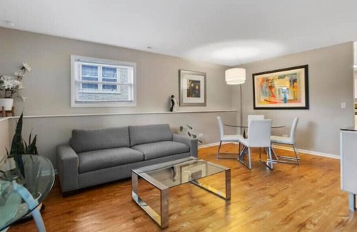Waukegan House | The Blue House ~ Spacious & Near Naval Academy