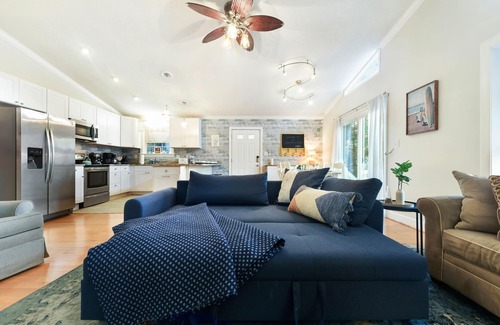 Caine Woods House | The Blue House! Walk to the Beach! FirePit-Bikes-PingPong- Fully Fenced Yard!