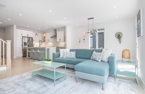 Ottawa Division House | The Blue Minty: luxury fully furnished 4-bedroom mid-term rental detached home