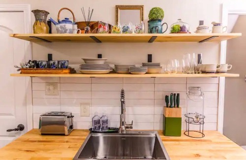 Lake Hamilton Apartment | The Boho Loft: colorful, cozy, comfortable 1BR