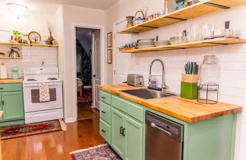 Lake Hamilton Apartment | The Boho Loft: colorful, cozy, comfortable 1BR