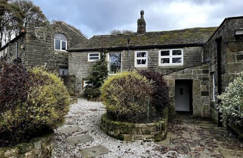 Hebden Bridge House | The Bronte Moor Retreat - 3 Bed, Pet Friendly Cottage - Stunning Views - Hot Tub