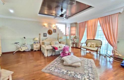 Taman Rakyat Mergong House | The Bungalow Homestay with Private Pool by Cheta