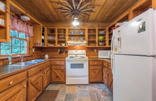 Old Fort Cabin | The Cabin at Two Creeks - 2 Bedroom, 1 Bathroom