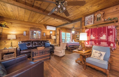 Old Fort Cabin | The Cabin at Two Creeks - 2 Bedroom, 1 Bathroom