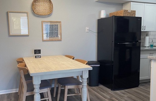 Hamilton Apartment | The Carolyn - Entire 2 Bedroom Apt in Quilt Town, USA