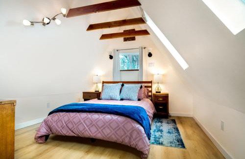 Grass Valley House | The Carriage House Chic Treetop Loft and Hot Tub