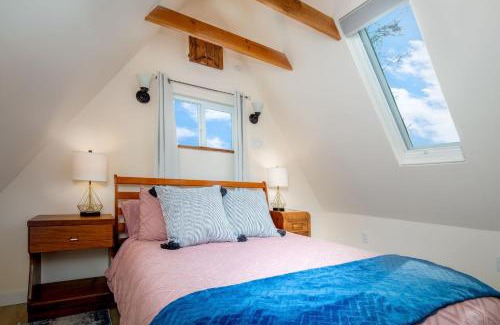 Grass Valley House | The Carriage House Chic Treetop Loft and Hot Tub