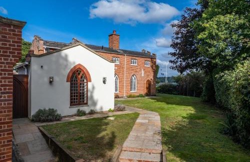 Woolverstone House | The Cat House