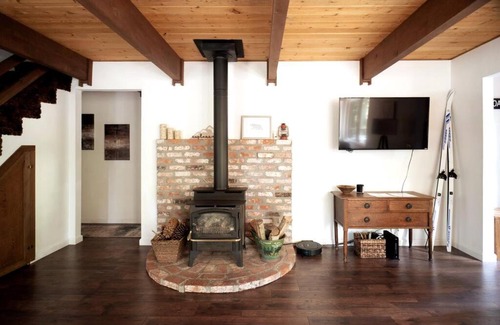 Arnold Ski Chalet | The Cedar Loft - Pet and Family Friendly - BBQ/Pool/Fire Pit