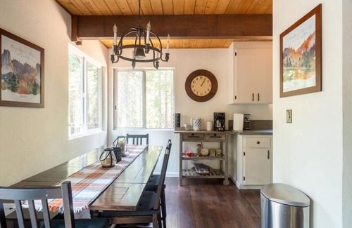 Arnold Ski Chalet | The Cedar Loft - Pet and Family Friendly - BBQ/Pool/Fire Pit