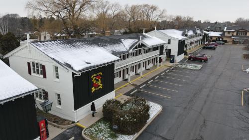 Mequon Hotel | The Chalet Motel
