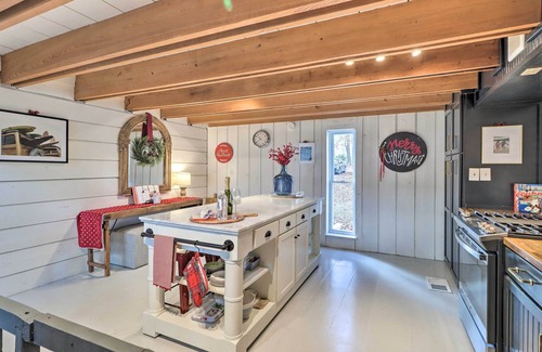 Eatonton Cabin | 'The Chalet on Sinclair' w/Private Dock & Kayaks!