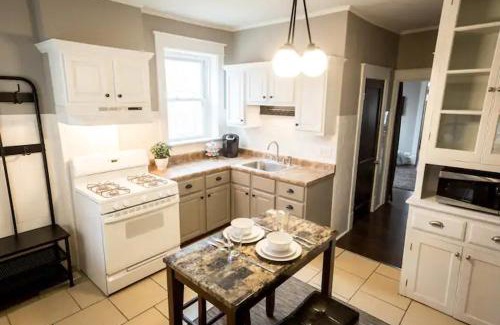 The Hill House | The Chocolate Suite - Walkable and Peaceful home