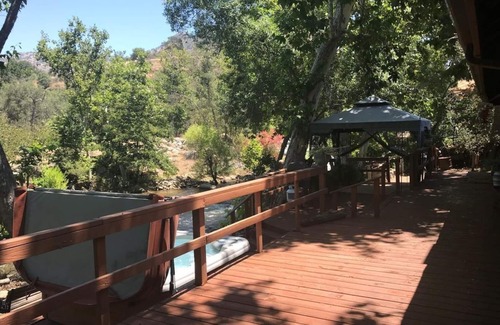 Three Rivers House | "The Clouds River Villa " - Water front paradise 7 miles from Sequoias Gate