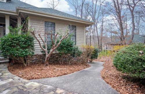 Chapel Hill Apartment | The Clubhouse Hideaway - The Fairway