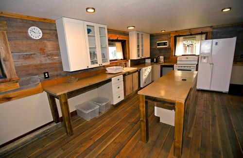 Twin Bridges House | The Combat Fisherman. Entire house. One block to the Beaverhead. Walk to bars/fo