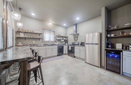 St. James House | The Concord: A charming 2-bed 2-bath pet friendly house in historic Saint James