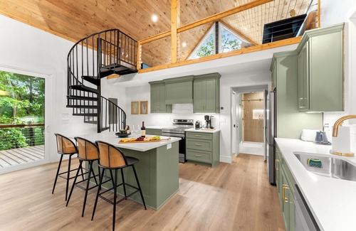 Cleveland Cabin | The Cooper Cabin - Luxury Mountain Cabin - Pickleball - Hot Tub - King Beds - < 30 Minutes to Helen