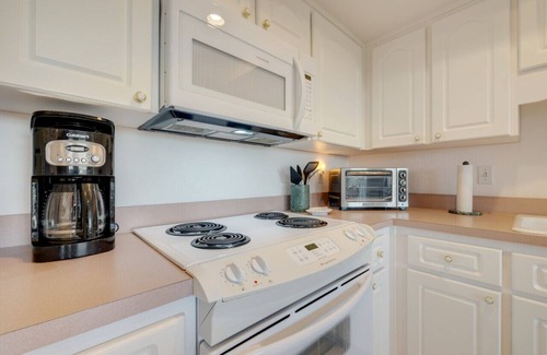 Cedar Key Condo | The Cormorant Condo C203 NL: Pool, in the village, king bed