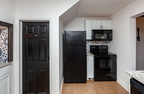 Des Moines House | The CORN CRIB: Spa - Game Room - BBQ - Office - DOWNTOWN - Sleeps 14