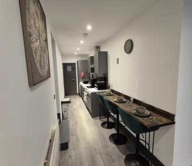 Bradford Apartment | The Cotswold Escape 14 - City Centre