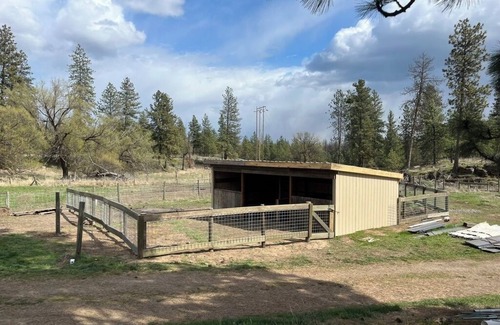 Cheney Cottage | The Cottage at Dragonfly Meadows Farm with AC and wifi