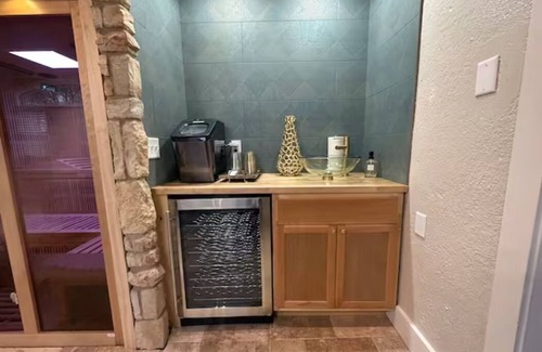 Eudora House | The Cottage: Luxurious Getaway! Pool-Hot Tub-Sauna