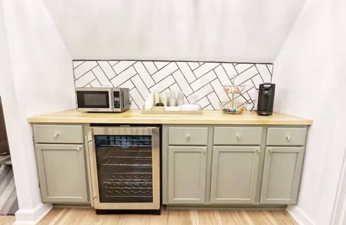 Eudora House | The Cottage: Luxurious Getaway! Pool-Hot Tub-Sauna