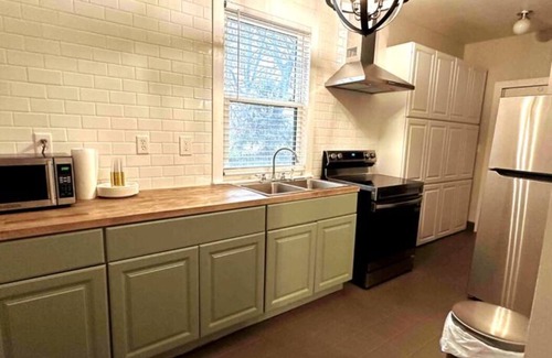 Eudora House | The Cottage: Luxurious Getaway! Pool-Hot Tub-Sauna