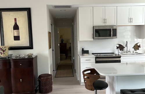 Olde Town Cottage | The Cottage with the RED DOOR,n5 minute walk to May River, restaurants & shops