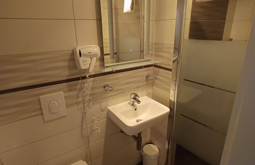 Diemelstadt Cottage | The country house is situated in a quiet location, close to hiking and biking trails & the highway.