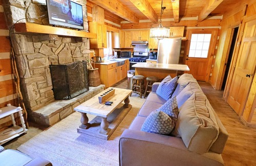 Cherokee Cabin | The Cove: 6 min to Casino and Golf! Pet Friendly