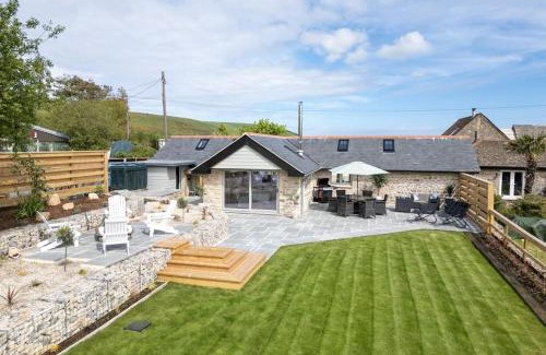 Isle of Purbeck House | The Cow Stalls - Stunning Farmhouse with Wonderful Views and Garden - Close to Corfe Castle
