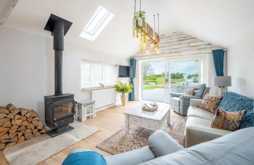 Isle of Purbeck House | The Cow Stalls - Stunning Farmhouse with Wonderful Views and Garden - Close to Corfe Castle