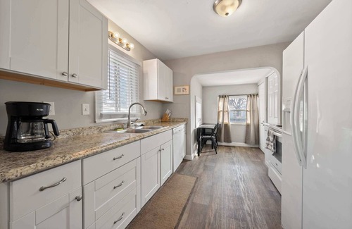 West Columbus House | The Cozy Bellows Retreat for 4