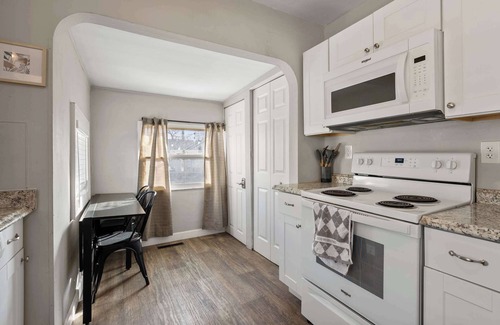 West Columbus House | The Cozy Bellows Retreat for 4