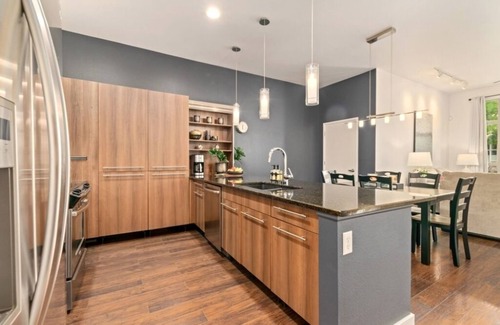 Old Town North Condo | The Cozy Corner Retreat – 15 min walk to Old Town