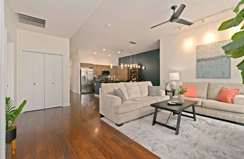 Old Town North Condo | The Cozy Corner Retreat – 15 min walk to Old Town