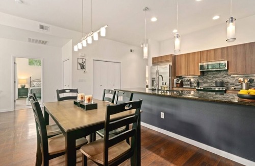 Old Town North Condo | The Cozy Corner Retreat – 15 min walk to Old Town