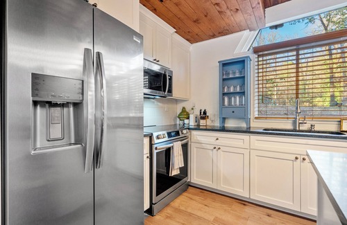 Piney House | The Cozy Cove A Unique and Unforgettable Experience on Lake Hamilton