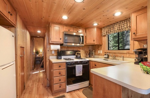 Tahoe Valley Cabin | The Cozy Cub Cabin – 7 Min to Lake