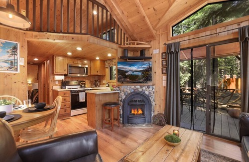 Tahoe Valley Cabin | The Cozy Cub Cabin – 7 Min to Lake