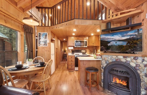 Tahoe Valley Cabin | The Cozy Cub Cabin – 7 Min to Lake