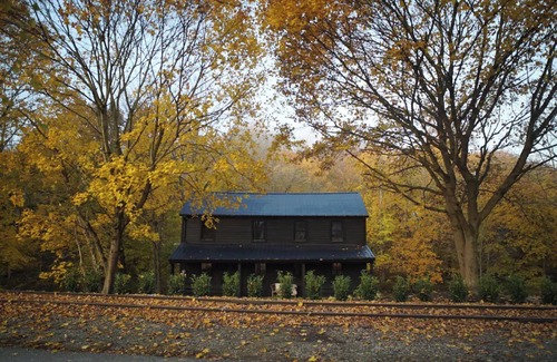 Railroad Cabin | The Creek House: A Creekside Retreat with Hot Tub and Electric Bikes
