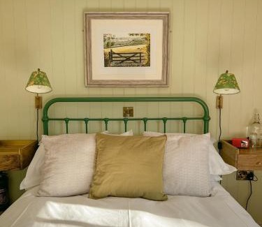 Lanlivery Hotel | The Crown Inn