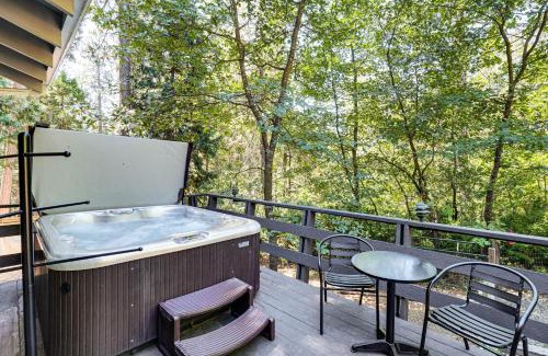 Glencoe House | The Cub House with Hot Tub and Arcade in Arnold!