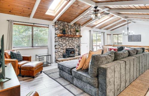 Glencoe House | The Cub House with Hot Tub and Arcade in Arnold!